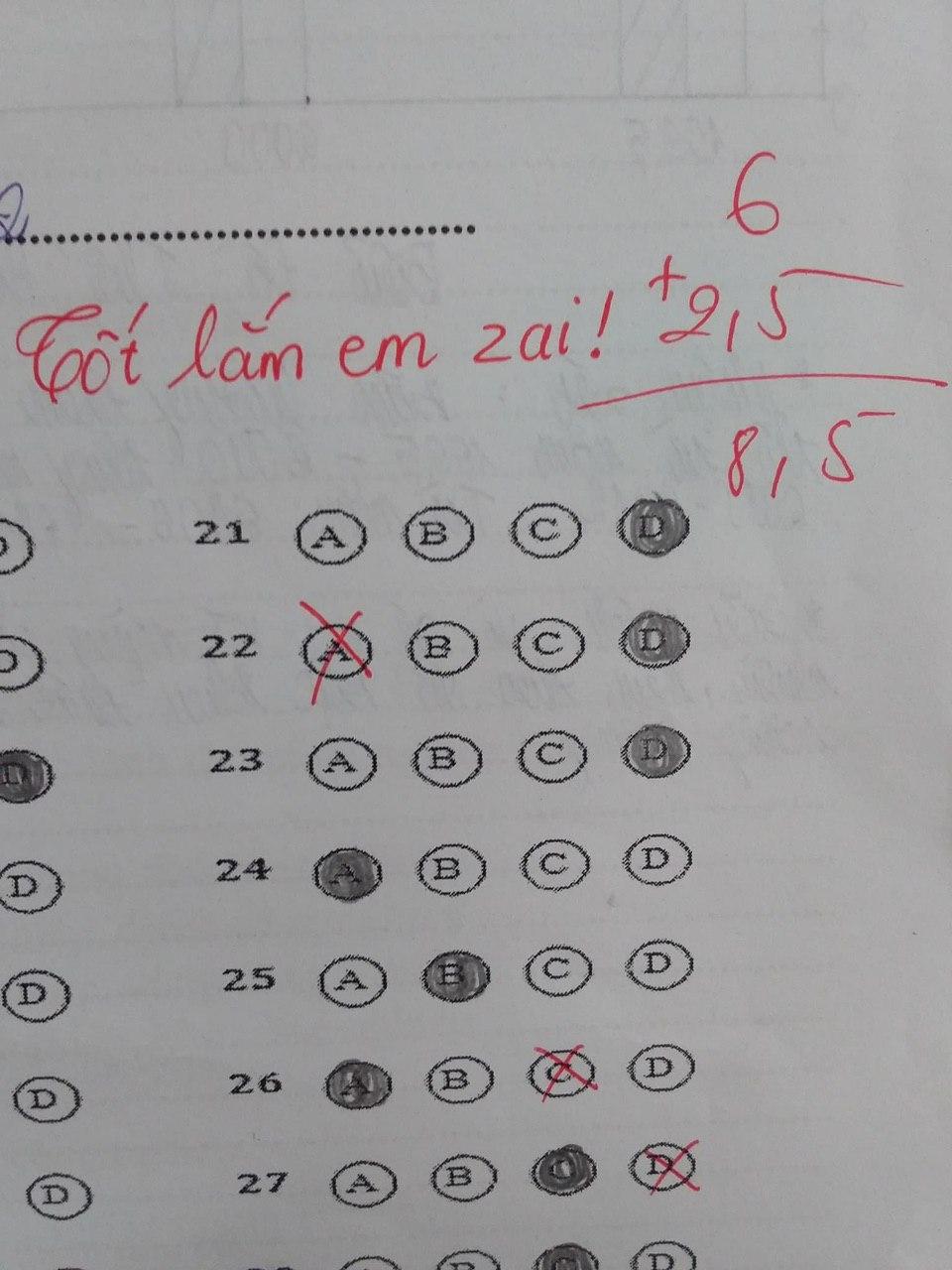 Cô giáo quá bận và nhờ người chấm bài giúp, học sinh ai nấy hú hét vì lời phê ngọt lịm tim nhưng tò mò nhất là cách chấm điểm - Ảnh 3.