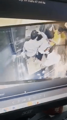 Clip: Phẫn nộ người đàn ông &quot;vô cớ&quot; đánh bé trai trong thang máy - Ảnh 2.
