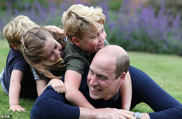 Tan chảy trái tim với loạt khoảnh khắc đặc biệt của Hoàng tử William bên cạnh 3 con nhỏ nhân Ngày của Cha và đón mừng tuổi mới - Ảnh 1.
