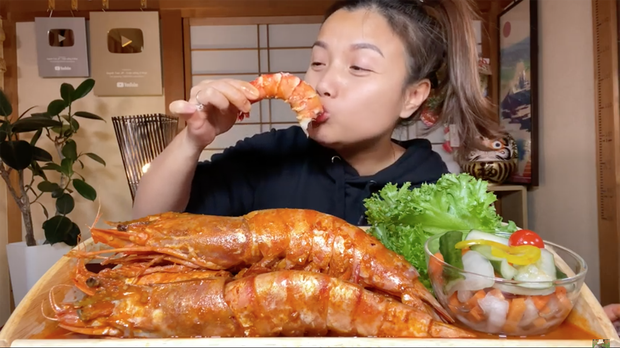 Youtuber ai mà sang chảnh như Quỳnh Trần JP, chọn review toàn món đắt đỏ, có loại tôm nữ hoàng giá mỗi con bằng cả cân ở Việt Nam - Ảnh 5. Youtuber ai mà sang chảnh như Quỳnh Trần JP, chọn review toàn món đắt đỏ, có loại tôm nữ hoàng giá mỗi con bằng cả cân ở Việt Nam - Ảnh 5.