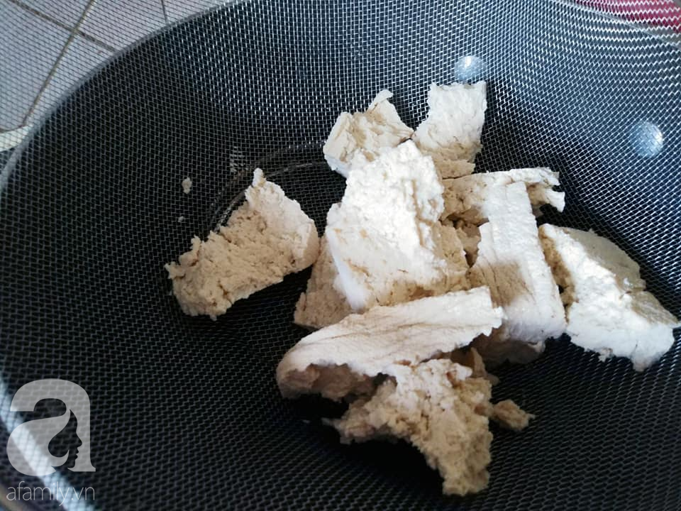 Ngày đầu tháng học Liên Ròm làm "gà chiên chay" ngon bất ngờ - Ảnh 2. Ngày đầu tháng học Liên Ròm làm "gà chiên chay" ngon bất ngờ - Ảnh 2.