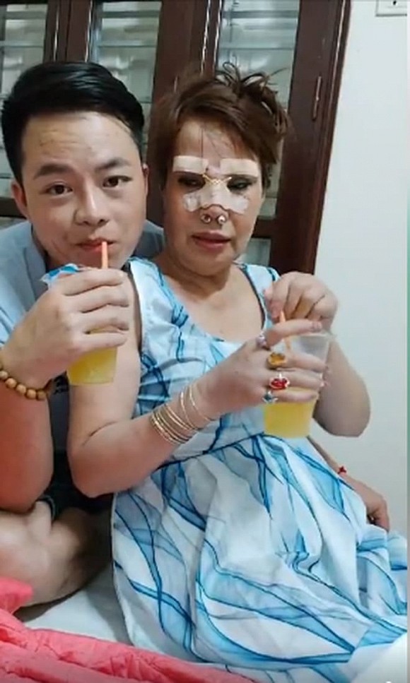 Cô dâu Cao Bằng 62 tuổi xuất hiện với diện mạo mới cực lạ sau cuộc đại phẫu trẻ hóa - Ảnh 1. Cô dâu Cao Bằng 62 tuổi xuất hiện với diện mạo mới cực lạ sau cuộc đại phẫu trẻ hóa - Ảnh 1.