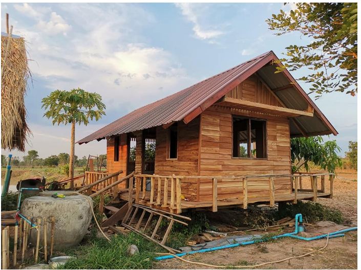 Ngôi nhà gỗ được xây dựng giữa cánh đồng để sống những ngày bình yên nơi thôn quê có chi phí rẻ giật mình - Ảnh 1.
