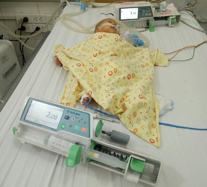 Bé sơ sinh ngủ nhiều, bú kém, 3 ngày mới được đưa đi khám thì phải nhập viện cấp cứu