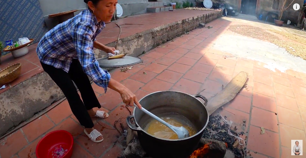 Bà Tân trổ tài làm cốc rau má đậu xanh siêu to khổng lồ, nhưng thứ dân mạng chỉ chăm chăm chú ý tới câu 