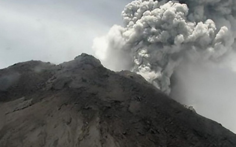 Núi lửa Merapi (Indonesia) phun tro bụi cao 6km, cư dân cảnh giác cao - Ảnh 1.