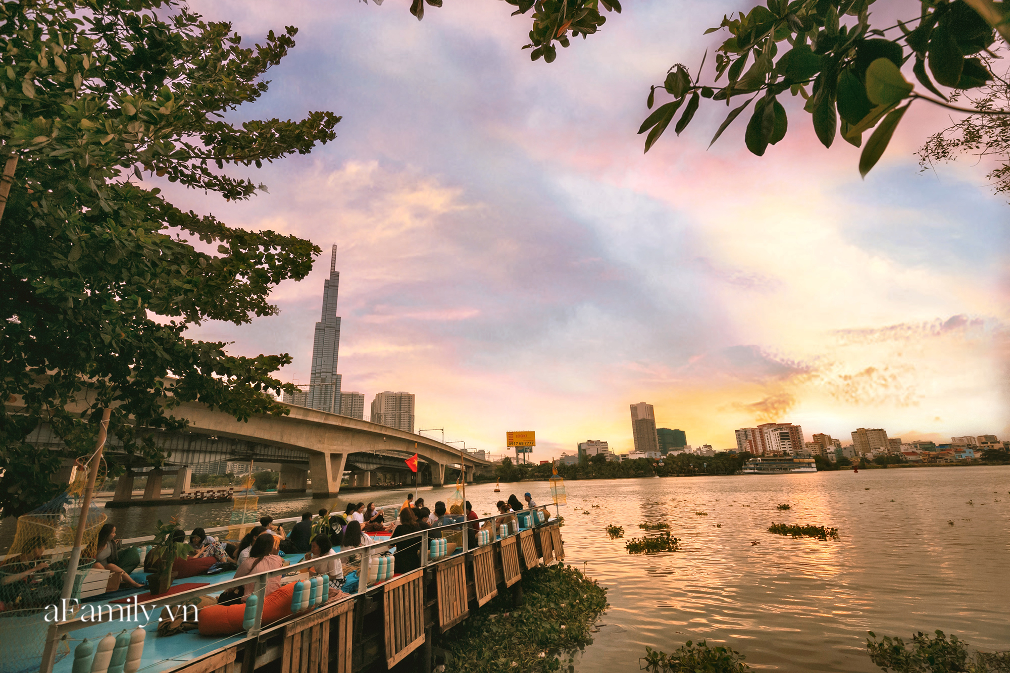 Quán cà phê Sài Gòn trên sông về đêm là nơi lý tưởng cho những tâm hồn yêu thích sự lãng mạn và đầy cảm xúc. Ngắm nhìn bầu trời đêm tuyệt đẹp cùng với ánh đèn trên sông sẽ khiến bạn cảm thấy thật sự tuyệt vời. Hãy xem hình ảnh để tham quan quán cafe Sài Gòn trên sông.