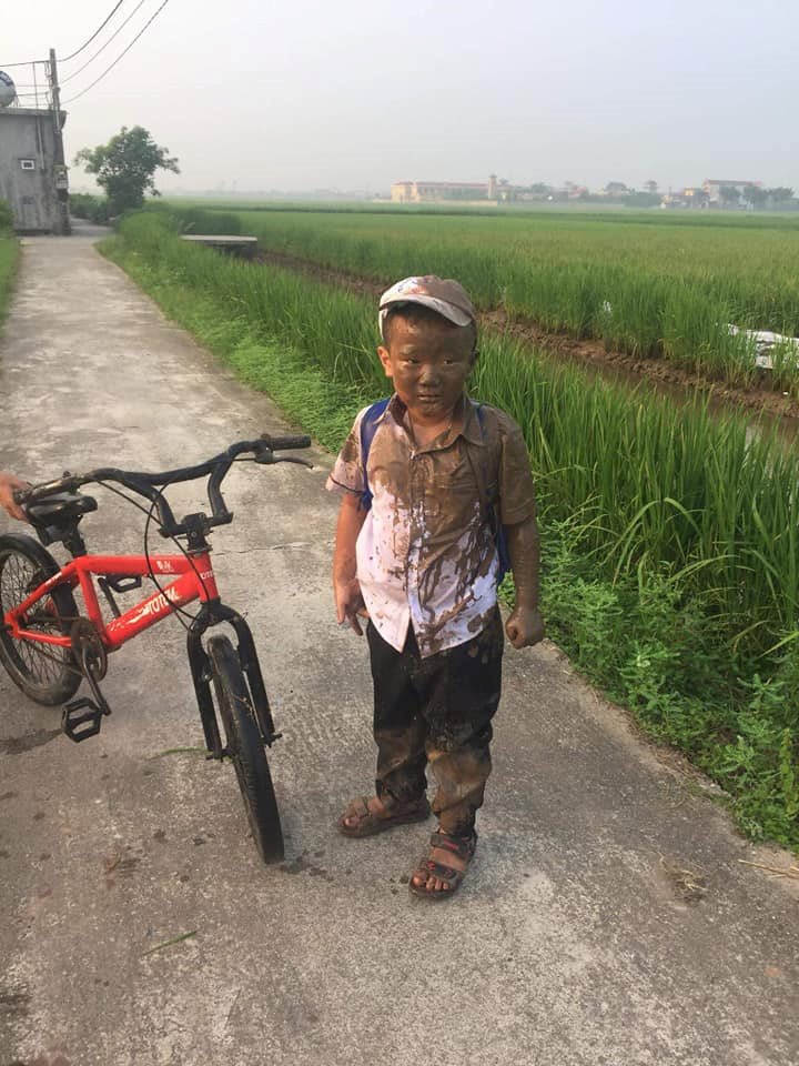 Đang yên đang lành thì &quot;đồng ruộng tự nhiên va vào người&quot;, cậu bé nâu từ đầu đến chân như socola khiến người lớn cười lăn lộn - Ảnh 4.