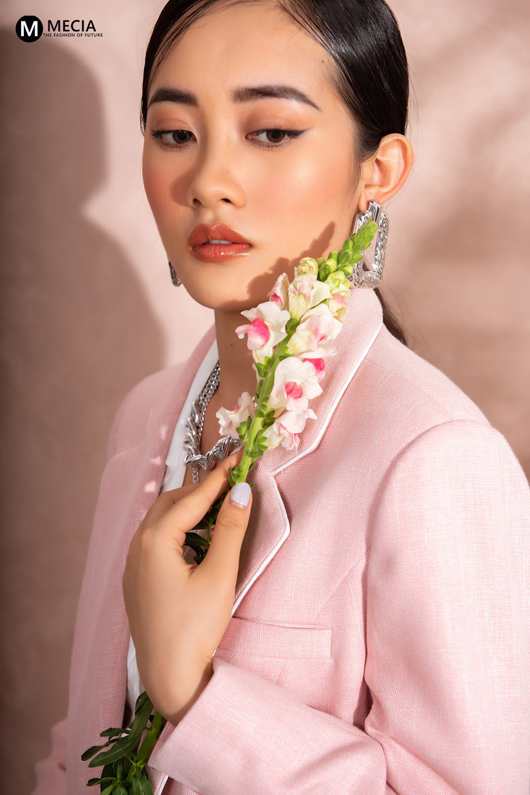 Gợi &yacute; gam m&agrave;u hot trend thu đ&ocirc;ng năm nay cho c&aacute;c n&agrave;ng c&ocirc;ng sở - Ảnh 5.