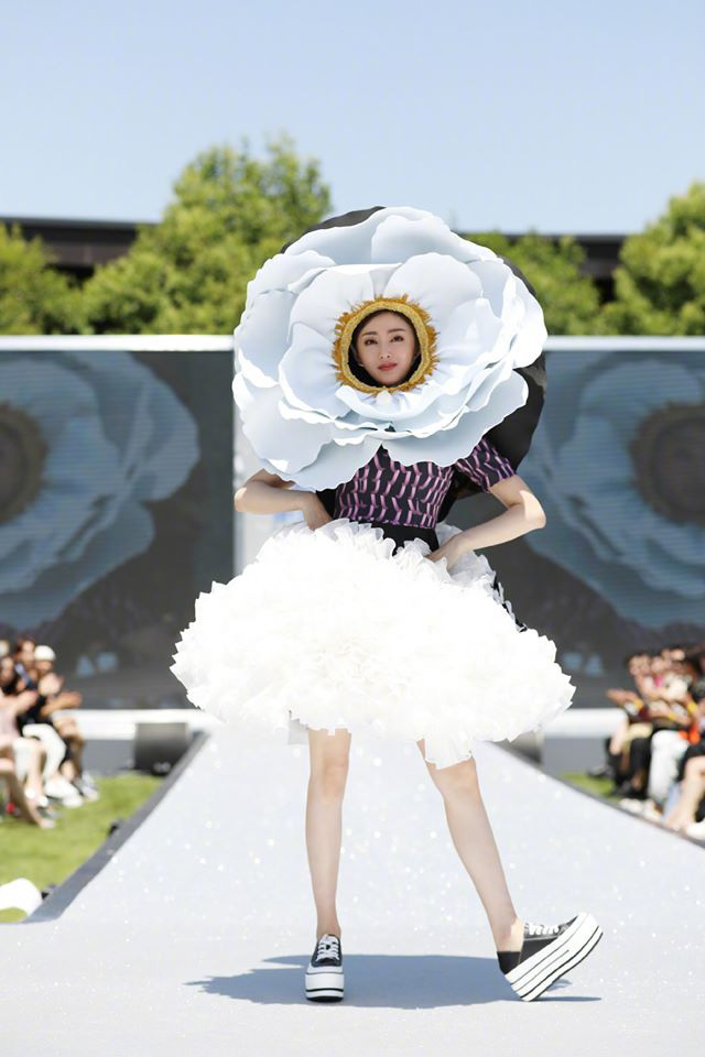 Running Man bản Trung tổ chức fashion show quái dị: Angela Baby khoe đường cong, Thái Từ Khôn mặc cái gì thế này? - Ảnh 14. Running Man bản Trung tổ chức fashion show quái dị: Angela Baby khoe đường cong, Thái Từ Khôn mặc cái gì thế này? - Ảnh 14.