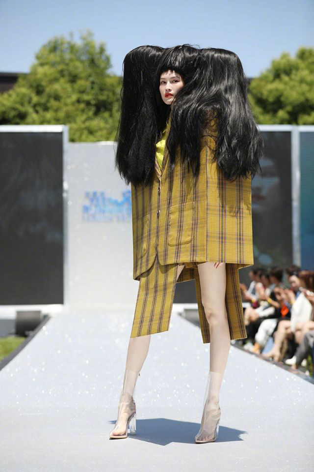 Running Man bản Trung tổ chức fashion show quái dị: Angela Baby khoe đường cong, Thái Từ Khôn mặc cái gì thế này? - Ảnh 4. Running Man bản Trung tổ chức fashion show quái dị: Angela Baby khoe đường cong, Thái Từ Khôn mặc cái gì thế này? - Ảnh 4.
