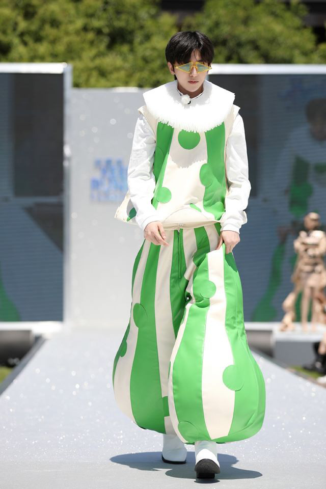 Running Man bản Trung tổ chức fashion show quái dị: Angela Baby khoe đường cong, Thái Từ Khôn mặc cái gì thế này? - Ảnh 6.