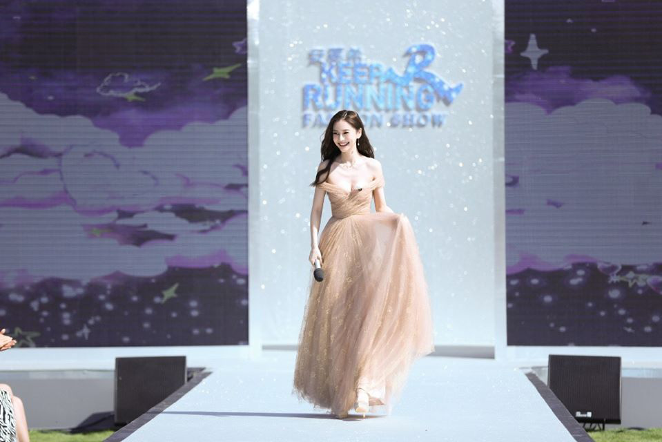 Running Man bản Trung tổ chức fashion show quái dị: Angela Baby khoe đường cong, Thái Từ Khôn mặc cái gì thế này? - Ảnh 1. Running Man bản Trung tổ chức fashion show quái dị: Angela Baby khoe đường cong, Thái Từ Khôn mặc cái gì thế này? - Ảnh 1.