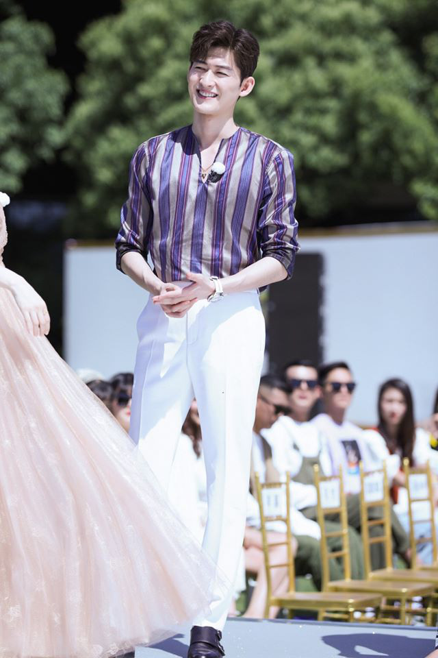 Running Man bản Trung tổ chức fashion show quái dị: Angela Baby khoe đường cong, Thái Từ Khôn mặc cái gì thế này? - Ảnh 7. Running Man bản Trung tổ chức fashion show quái dị: Angela Baby khoe đường cong, Thái Từ Khôn mặc cái gì thế này? - Ảnh 7.