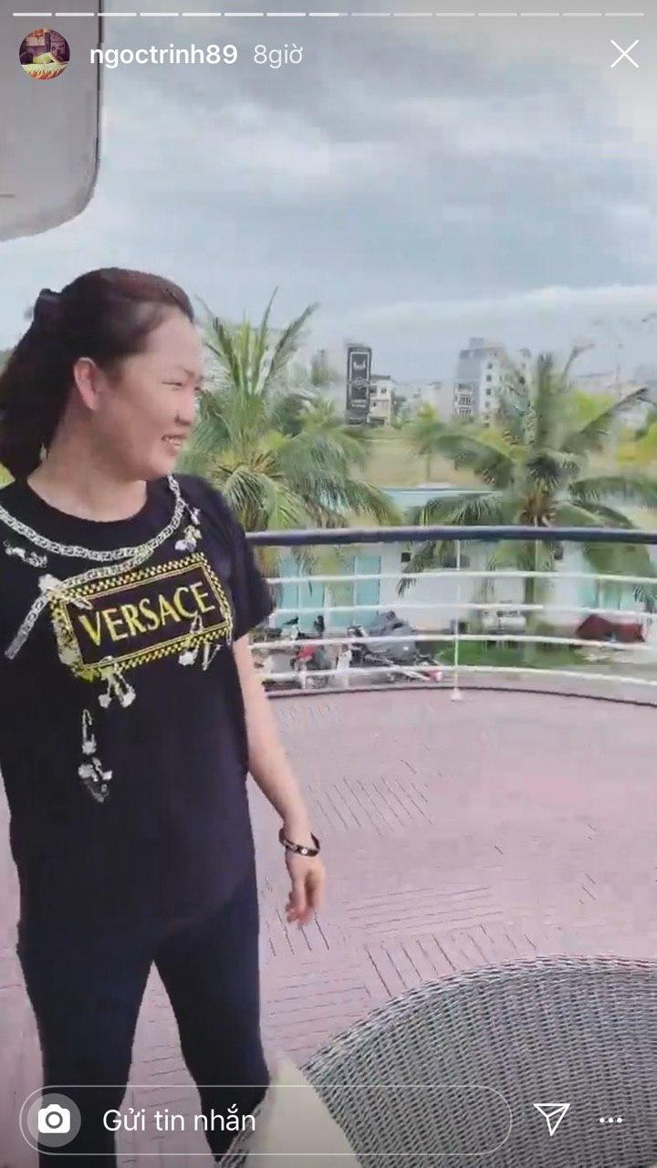 Đẳng cấp trợ lý tổng tài Ngọc Trinh: Được trả lương khủng nên toàn mặc đồ Versace, Gucci, công việc đáng mơ ước thật sự! - Ảnh 3. Đẳng cấp trợ lý tổng tài Ngọc Trinh: Được trả lương khủng nên toàn mặc đồ Versace, Gucci, công việc đáng mơ ước thật sự! - Ảnh 3.