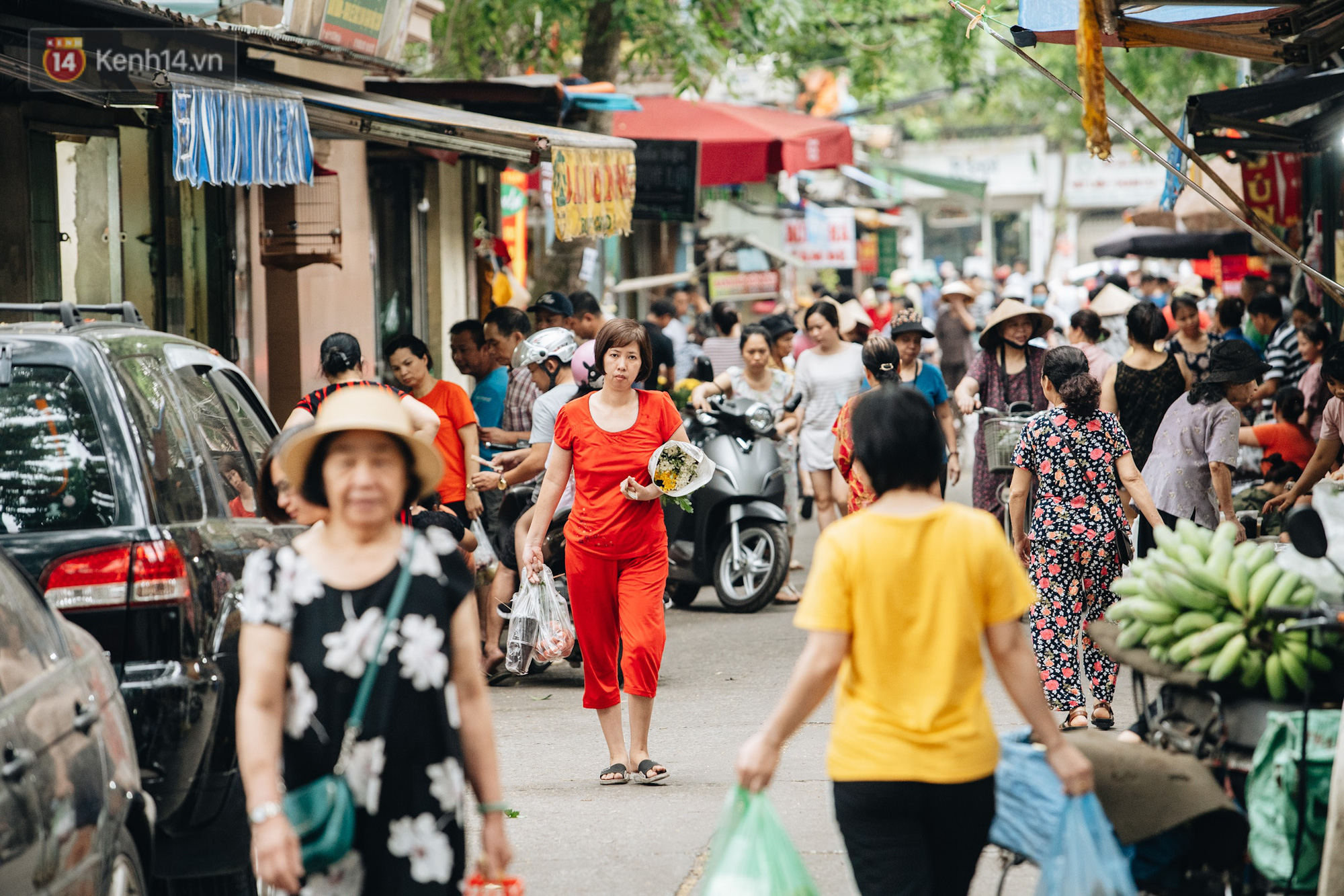 Ảnh: Người Hà Nội dậy sớm, tất bật đi chợ Tết Đoan Ngọ giết sâu bọ - Ảnh 1.