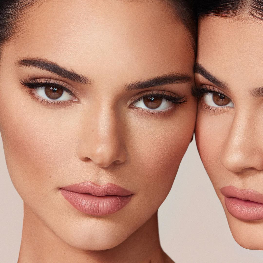 Bảng mắt Kendall x Kylie bị chê giả dối, Kylie cao tay đáp trả anti-fan bằng chính... mặt của Kendall - Ảnh 2.