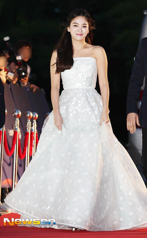 8 lần Song Hye Kyo gây nổ thảm đỏ, sự kiện: 2 dịp làm đám cưới sớm với Song Joong Ki, sau ly hôn lại lột xác ngỡ ngàng - Ảnh 4. 8 lần Song Hye Kyo gây nổ thảm đỏ, sự kiện: 2 dịp làm đám cưới sớm với Song Joong Ki, sau ly hôn lại lột xác ngỡ ngàng - Ảnh 4.