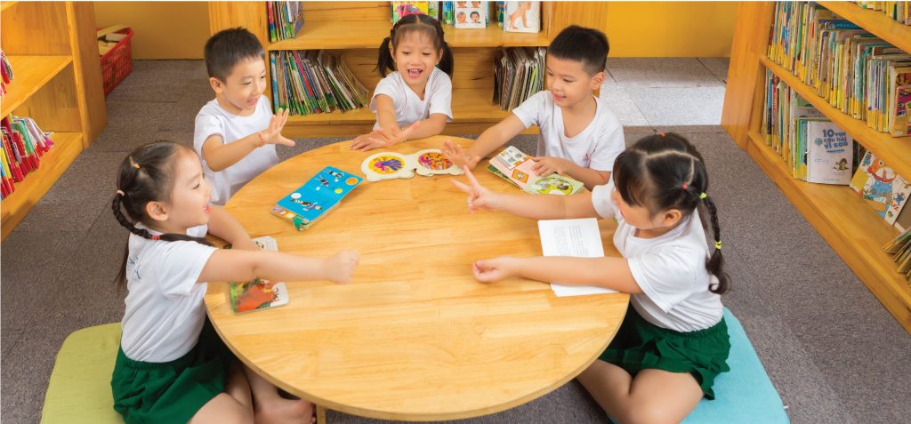 Review 4 trường mầm non xịn xò tại Hà Nội áp dụng phương pháp Montessori, dành cho bố mẹ đang chuẩn bị cho con &quot;đi bộ đội&quot;  - Ảnh 12.