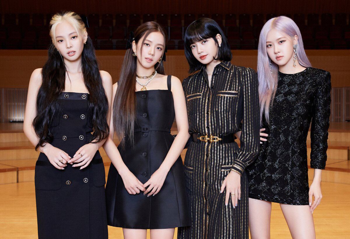 Trong teaser lồng lộn là thế nhưng Black Pink lại lên đồ quá hiền tại họp báo, riêng Lisa còn bị dừ hơn thường lệ - Ảnh 2. Trong teaser lồng lộn là thế nhưng Black Pink lại lên đồ quá hiền tại họp báo, riêng Lisa còn bị dừ hơn thường lệ - Ảnh 2.