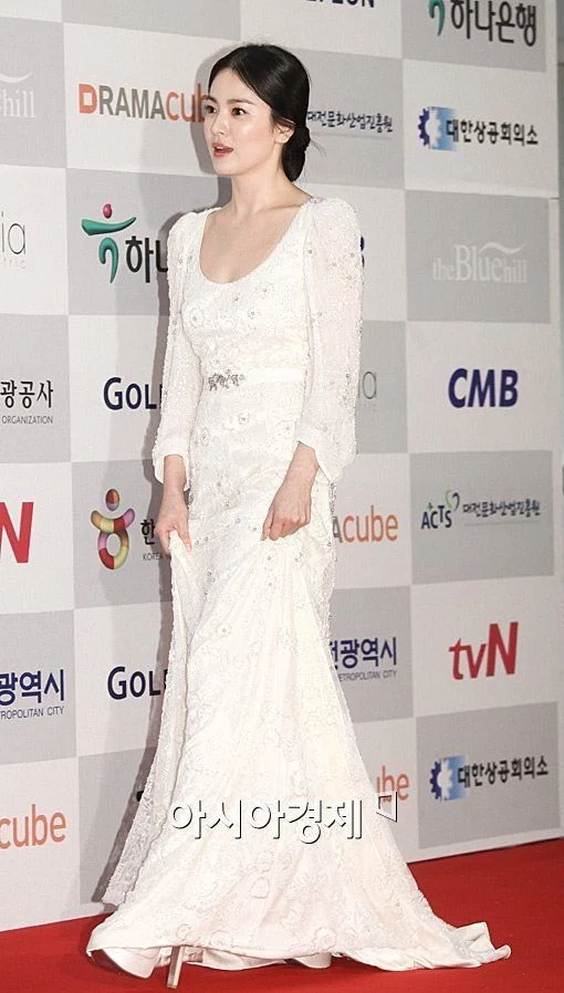 8 lần Song Hye Kyo gây nổ thảm đỏ, sự kiện: 2 dịp làm đám cưới sớm với Song Joong Ki, sau ly hôn lại lột xác ngỡ ngàng - Ảnh 17. 8 lần Song Hye Kyo gây nổ thảm đỏ, sự kiện: 2 dịp làm đám cưới sớm với Song Joong Ki, sau ly hôn lại lột xác ngỡ ngàng - Ảnh 17.