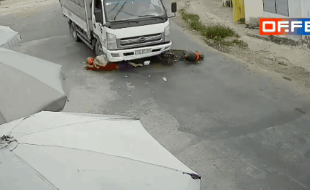 Cô gái trẻ ngã bắn vào gầm xe tải, pha xử lý của tài xế khiến nhiều người "đứng tim" - Ảnh 2. Cô gái trẻ ngã bắn vào gầm xe tải, pha xử lý của tài xế khiến nhiều người "đứng tim" - Ảnh 2.
