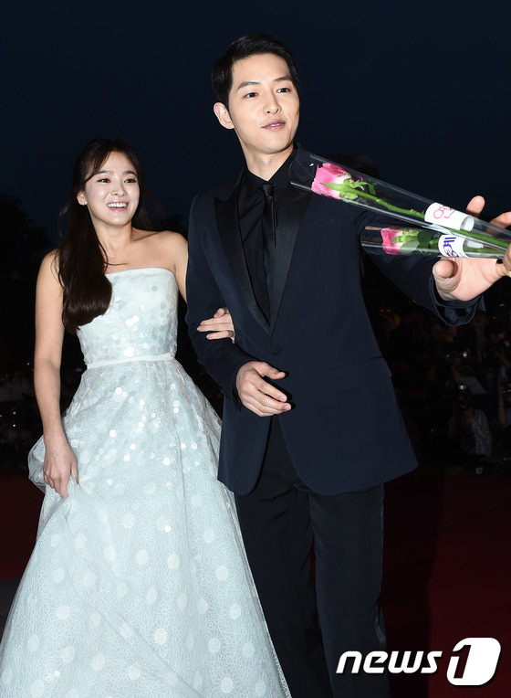 8 lần Song Hye Kyo gây nổ thảm đỏ, sự kiện: 2 dịp làm đám cưới sớm với Song Joong Ki, sau ly hôn lại lột xác ngỡ ngàng - Ảnh 8. 8 lần Song Hye Kyo gây nổ thảm đỏ, sự kiện: 2 dịp làm đám cưới sớm với Song Joong Ki, sau ly hôn lại lột xác ngỡ ngàng - Ảnh 8.