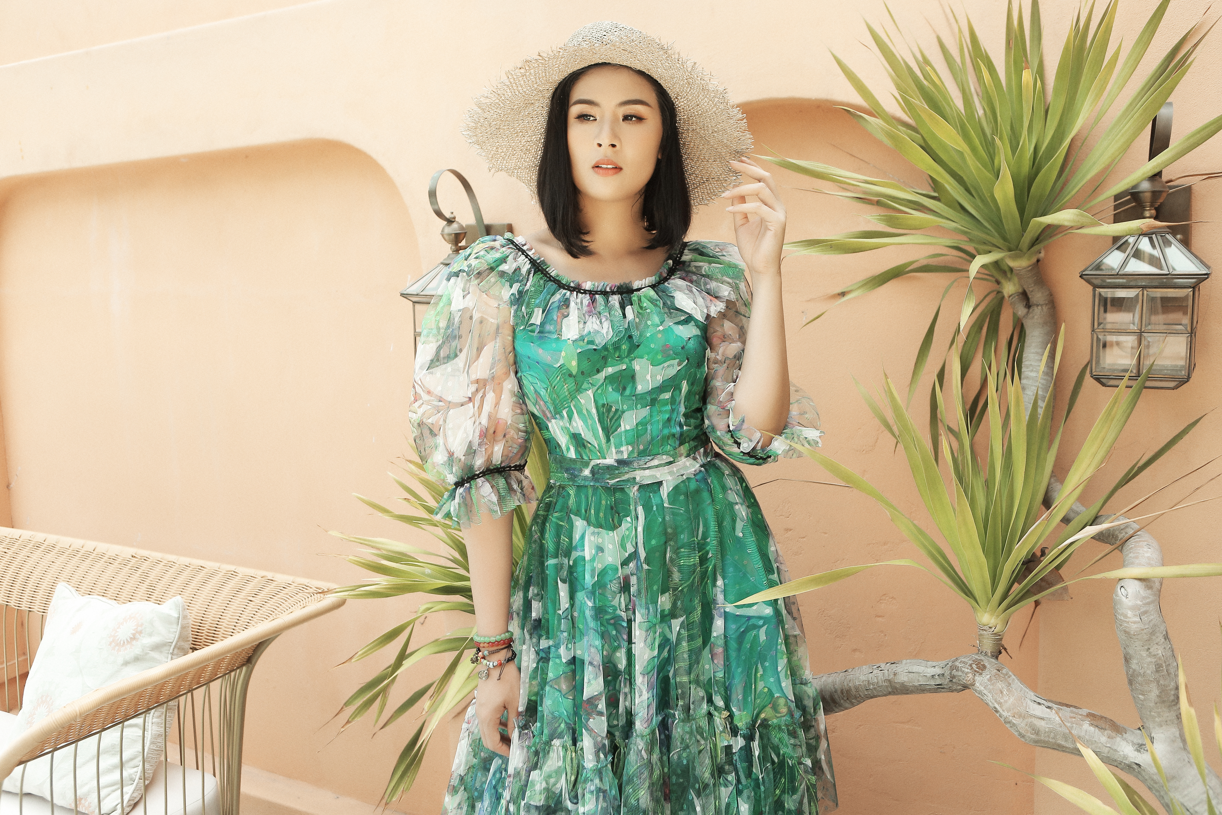 HH Ngọc Hân đẹp mơ màng trong loạt váy hoạ tiết nhiệt đới làm dịu mát mùa Hè của NTK Hà Duy - Ảnh 4. HH Ngọc Hân đẹp mơ màng trong loạt váy hoạ tiết nhiệt đới làm dịu mát mùa Hè của NTK Hà Duy - Ảnh 4.