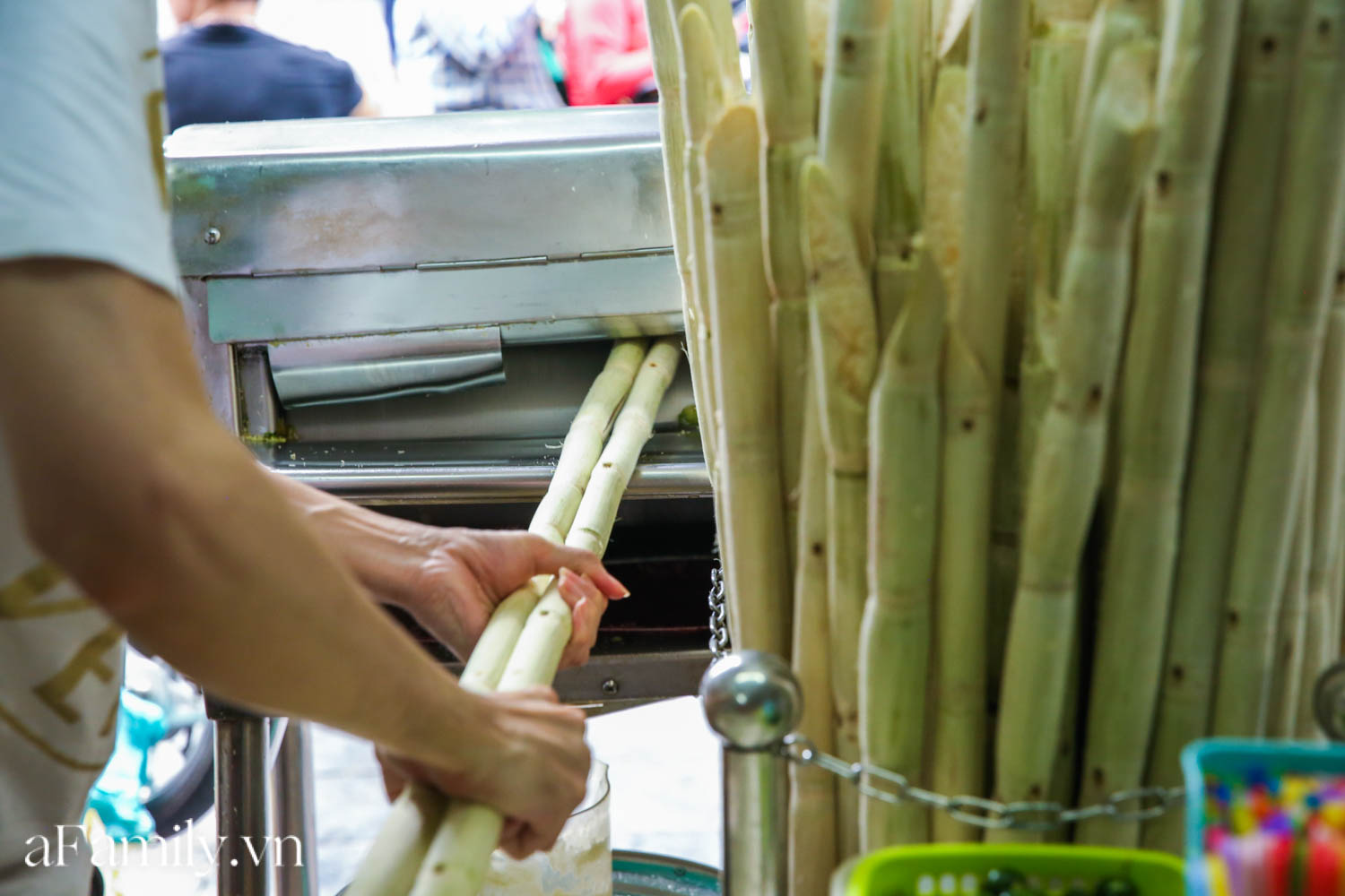 Không bàn ghế, chẳng sang chảnh để sống ảo nhưng quán nước mía đã 30 năm tuổi trên phố Hàng Điếu vẫn hút khách bởi hương vị chỉ dân sành mới hiểu - Ảnh 5.