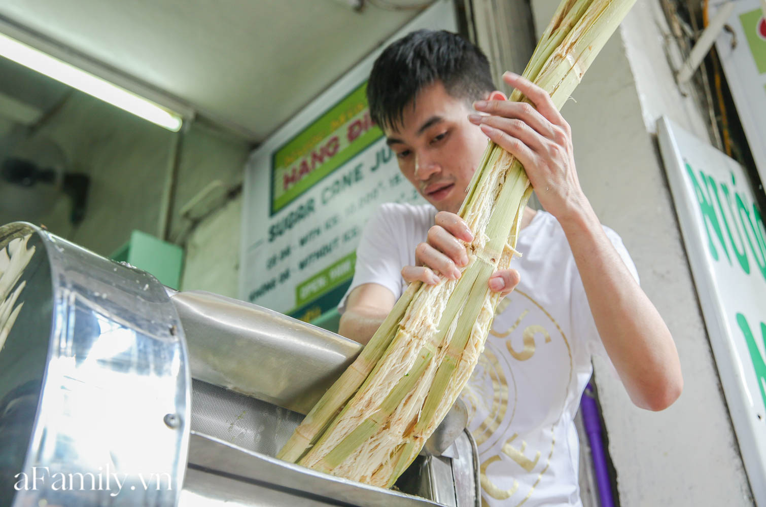 Không bàn ghế, chẳng sang chảnh để sống ảo nhưng quán nước mía đã 30 năm tuổi trên phố Hàng Điếu vẫn hút khách bởi hương vị chỉ dân sành mới hiểu - Ảnh 7.