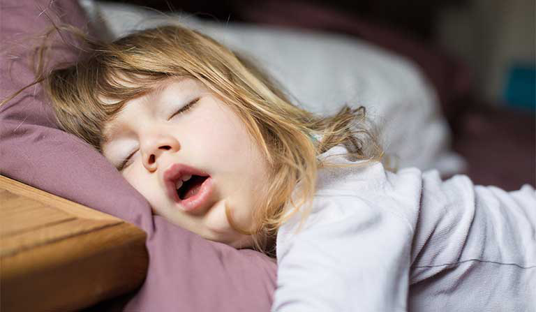 Trẻ khi ngủ có biểu hiện này cha mẹ cần thận trọng nếu không muốn trẻ gặp nguy hiểm - Ảnh 2.