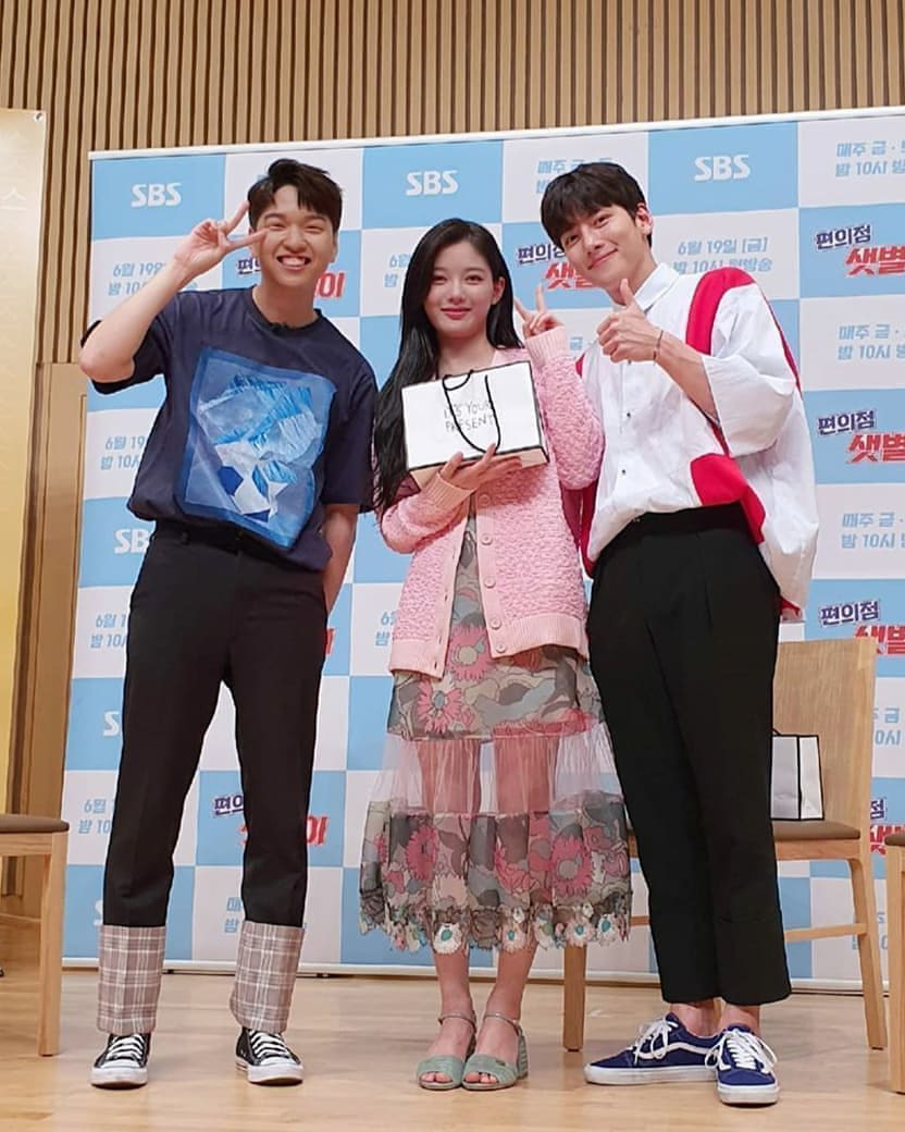 Đụng h&agrave;ng c&aacute;c chị đẹp, sao nh&iacute; lột x&aacute;c mỹ nh&acirc;n Kim Yoo Jung k&eacute;m sang hơn hẳn chỉ v&igrave; đ&ocirc;i sandal sai tr&aacute;i - Ảnh 3.
