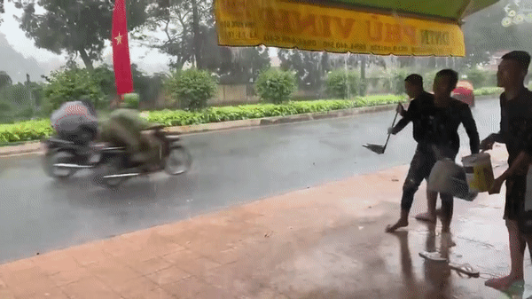 Giữa trời mưa to, nhóm thanh niên dùng xô nước tạt vào người đi đường rồi cười đùa thích thú khiến nhiều người phẫn nộ - Ảnh 2.