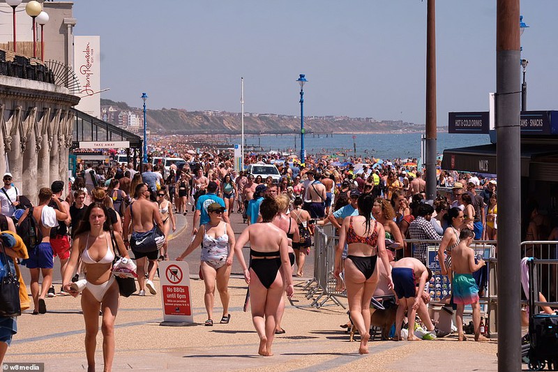 Phụ nữ Anh diện bikini tụ tập trên bãi biển, hồ bơi bất chấp Covid-19 - Ảnh 7.