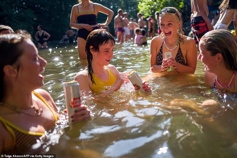 Phụ nữ Anh diện bikini tụ tập trên bãi biển, hồ bơi bất chấp Covid-19 - Ảnh 8.