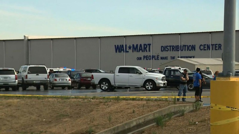 Xả súng tại trung tâm phân phối Walmart ở Mỹ làm ít nhất 2 người chết - Ảnh 1.