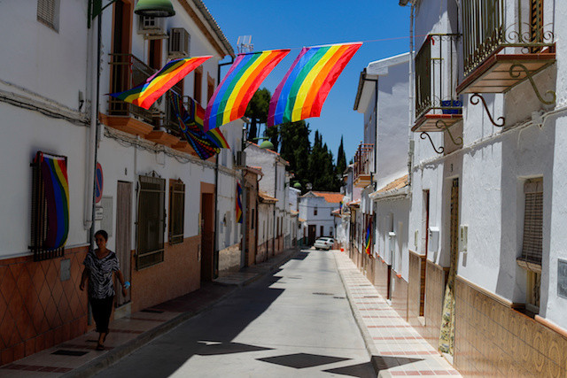 Bị cấm treo cờ LGBT trước tòa thị chính, người dân một ngôi làng quyết định phủ ngập sắc cờ cầu vồng khắp mọi ngóc ngách - Ảnh 1.
