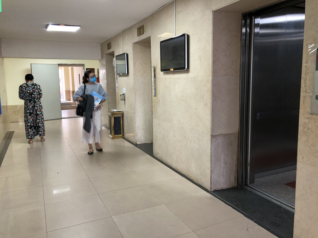Khởi tố &quot;Thạc sĩ&quot; U60 dâm ô bé trai trong thang máy chung cư ở Lạc Trung - Ảnh 2.
