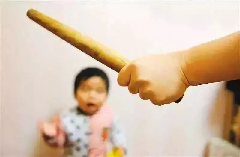 Con gái 6 tuổi ăn chậm, mẹ dùng ống sắt đánh con đến mức tử vong