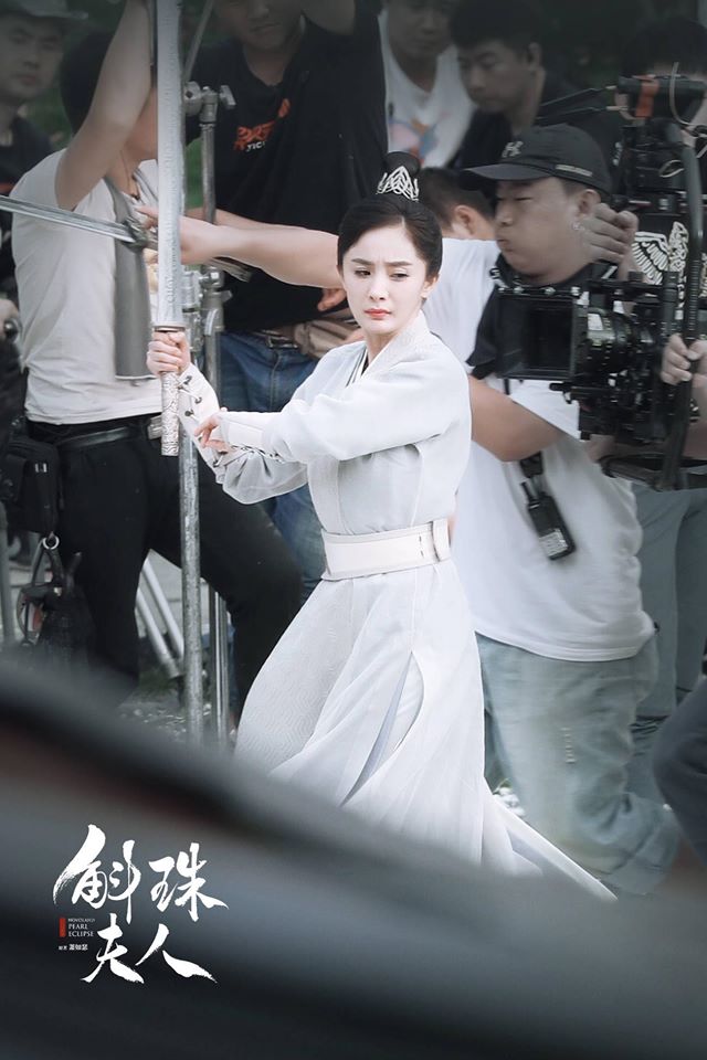 Dương Mịch làm thám tử xinh đẹp nhưng ảnh chụp gần lại gây kinh ngạc vì gầy đến mức mất hẳn vòng 3 - Ảnh 11. Dương Mịch làm thám tử xinh đẹp nhưng ảnh chụp gần lại gây kinh ngạc vì gầy đến mức mất hẳn vòng 3 - Ảnh 11.