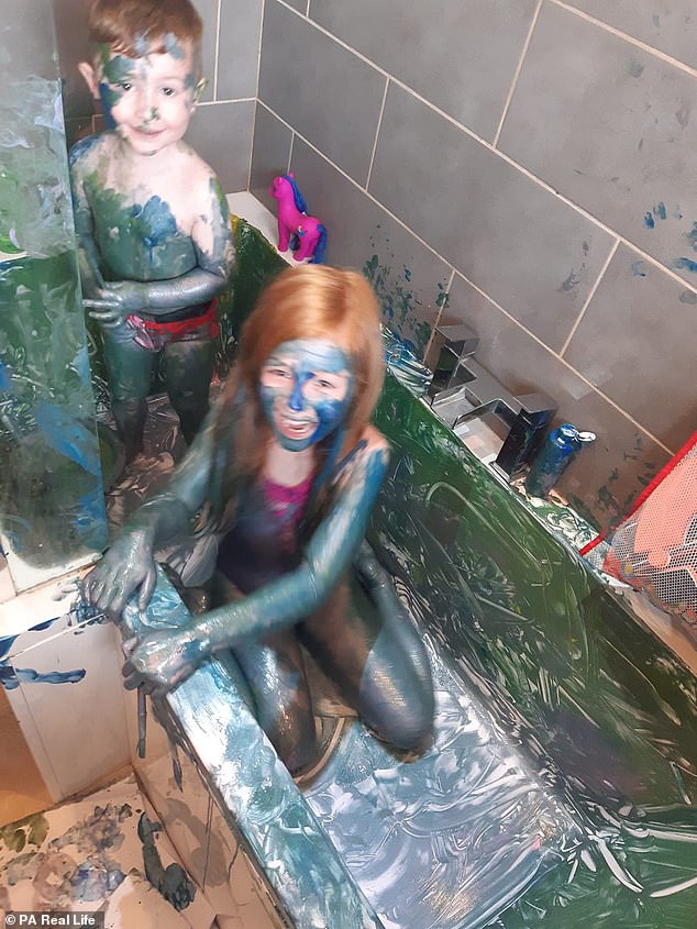 Cho con vào bồn tắm vẽ tranh, 15 phút sau quay lại, bà mẹ kinh hoàng khi thấy con biến thành người ngoài hành tinh - Ảnh 5.