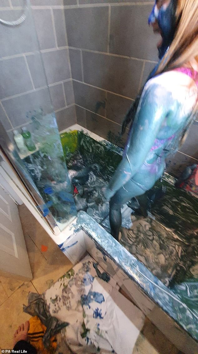 Cho con vào bồn tắm vẽ tranh, 15 phút sau quay lại, bà mẹ kinh hoàng khi thấy con biến thành người ngoài hành tinh - Ảnh 3.