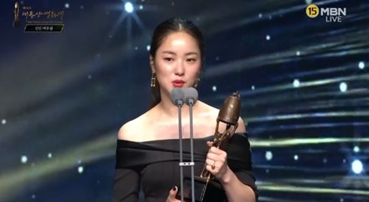 Ocars Hàn Quốc 2020: &quot;Ký sinh trùng&quot; thắng lớn, Lee Byung Hyun vượt mặt Song Kang Ho, &quot;bà cả&quot; Kim Hee Ae trắng tay - Ảnh 4.