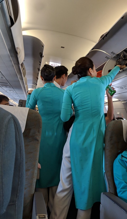 Nghe người trong nghề tiết lộ &quot;thân phận&quot; và thu nhập mỗi giờ bay của các cô tiếp viên hàng không mặc áo xanh, đỏ, vàng ở Vietnam Airlines   - Ảnh 1.