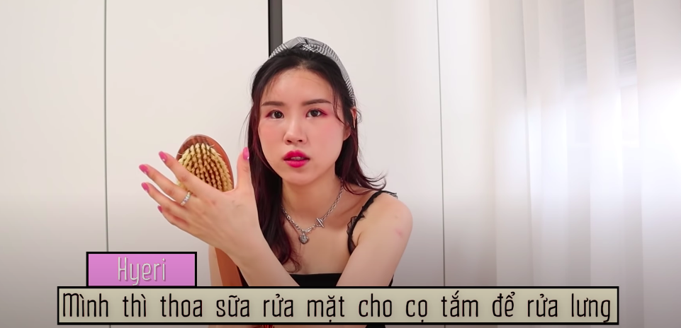 Cô nàng Hàn Quốc trị sạch 100% mụn lưng và vết thâm nhờ &quot;tắm&quot; với sữa rửa mặt, còn gợi ý thêm lọ xịt chuyên dụng chỉ tầm 300k mà trị sạch mọi dấu vết trên lưng - Ảnh 5.