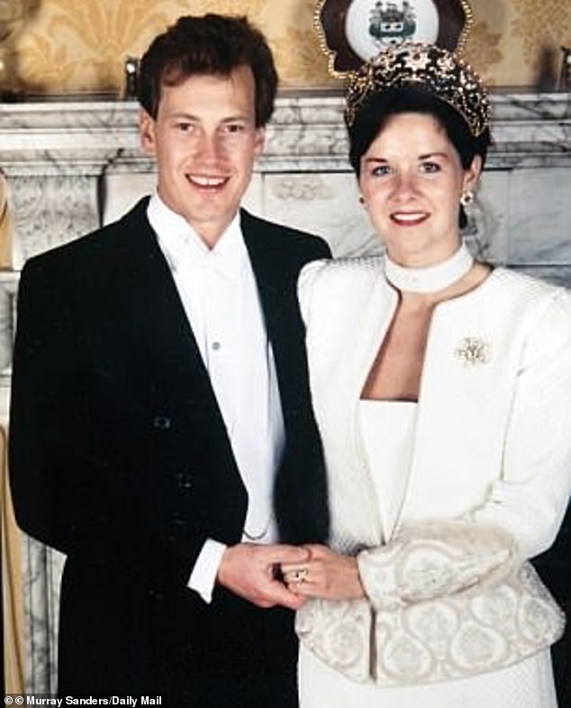 Cặp đôi đồng tính đầu tiên đi vào lịch sử của hoàng gia Anh: Sau 17 năm lấy vợ mới tìm được hạnh phúc đích thực và hôn lễ có 1-0-2 - Ảnh 1.