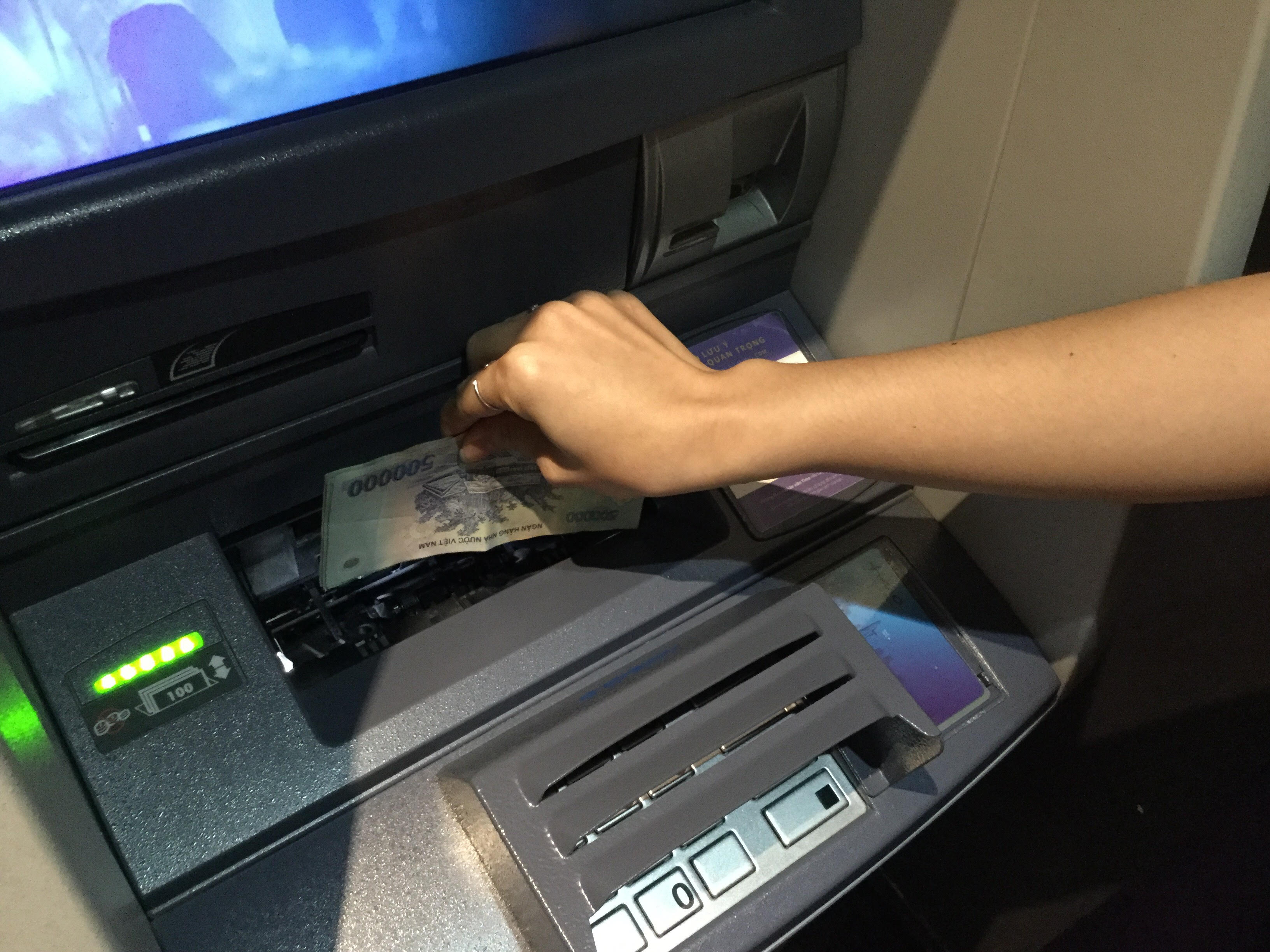 Chuyển tiền ATM khác ngân hàng cực đơn giản nếu bạn biết những lưu ý đáng tiền sau - Ảnh 2.