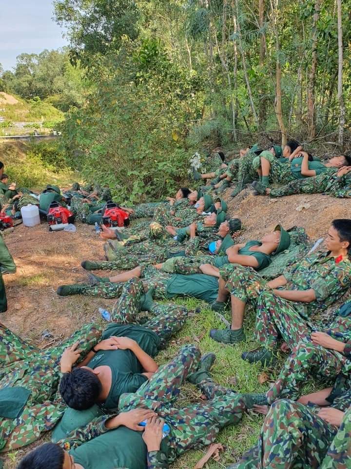 Xúc động hình ảnh hàng trăm chiến sỹ mồ hôi mặn chát, rã rời giữa biển lửa cứu rừng - Ảnh 8.