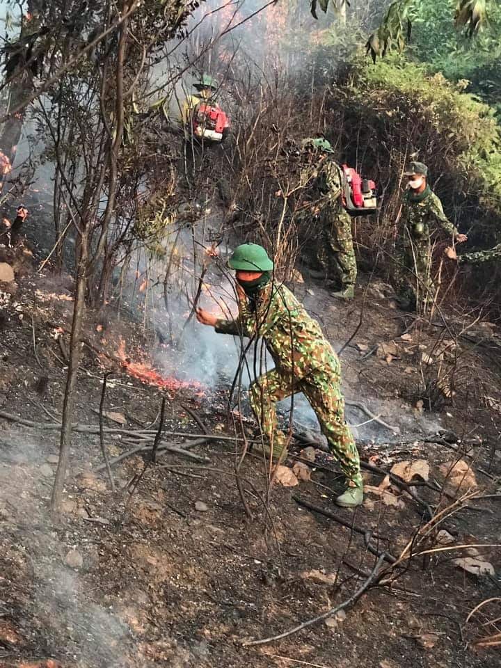 Xúc động hình ảnh hàng trăm chiến sỹ mồ hôi mặn chát, rã rời giữa biển lửa cứu rừng - Ảnh 6.