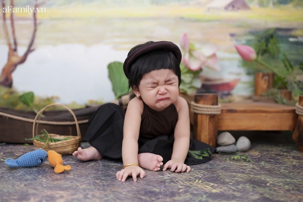 Bức ảnh em bé Hàn Quốc khóc sẽ khiến bạn động lòng vì vẻ đáng yêu đầy xúc cảm của bé. Bạn sẽ không thể rời mắt khỏi tấm ảnh này vì chúng ta đều biết rằng nụ cười của trẻ em là điều quý giá nhất trên đời.